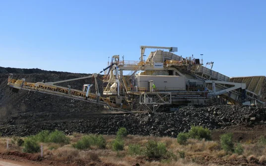 Mobile Brechanlage auf einem Minengelände