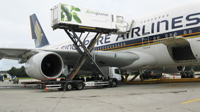 Catering-Hochlader am Flugfeld