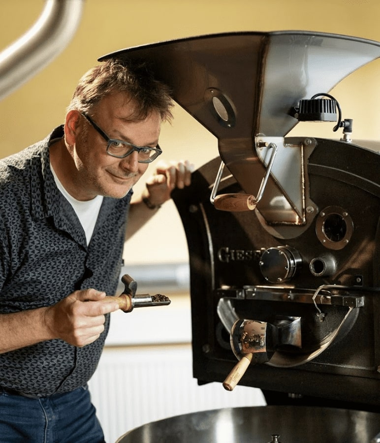 Klaus Langen an der Kaffeemaschine