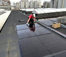 Leichte Solarmodule aufgeklebt