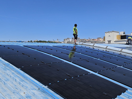 Leichte Solarmodule zum Kleben auf Trapezblechdach