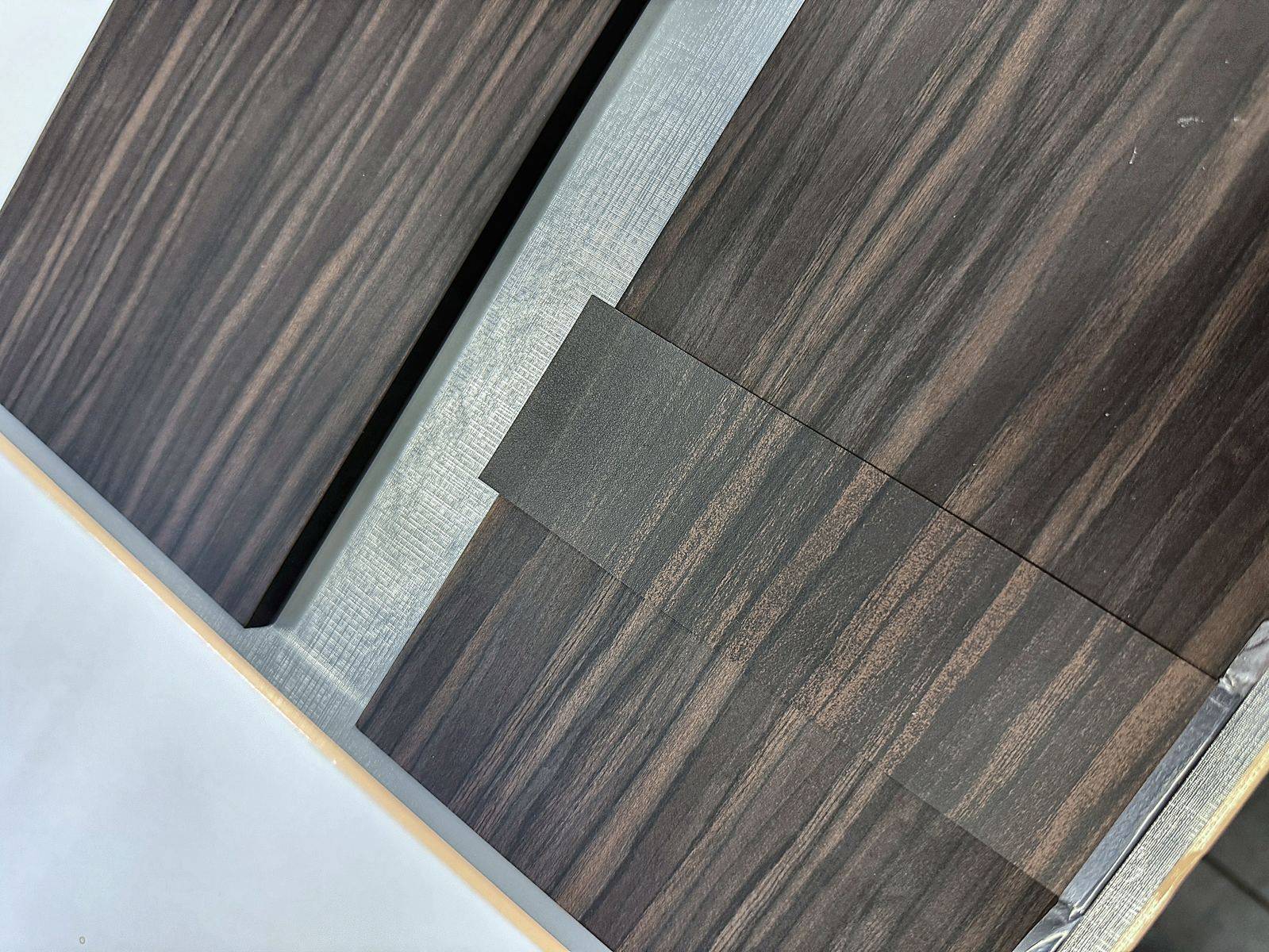 Holzdekor-Platte mit Metallic-Kantenprofil