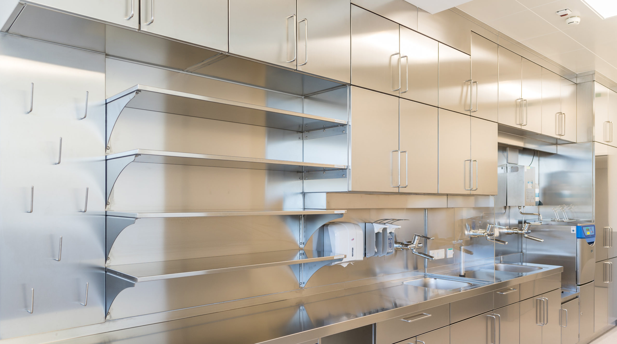 Intensivbereich – Wand- und Deckensysteme aus Edelstahl