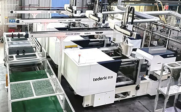 Automatisierte Spritzgussproduktion mit Linearmanipulator