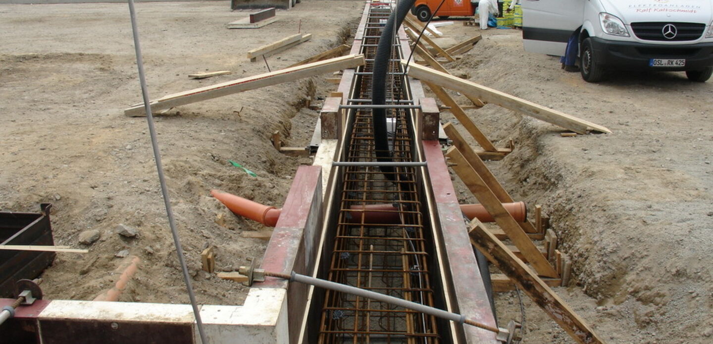 Construction site of the Spreewaldbank branch, electrical installation in