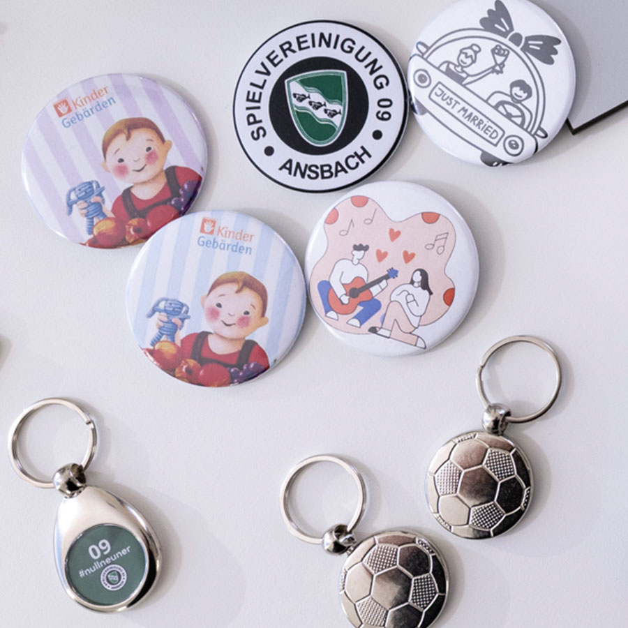 Individuelle Werbemittel (z. B. Schlüsselanhänger, Pins)