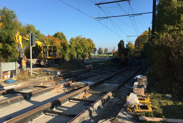 Baumaschinen an einer Stadtbahnstrecke