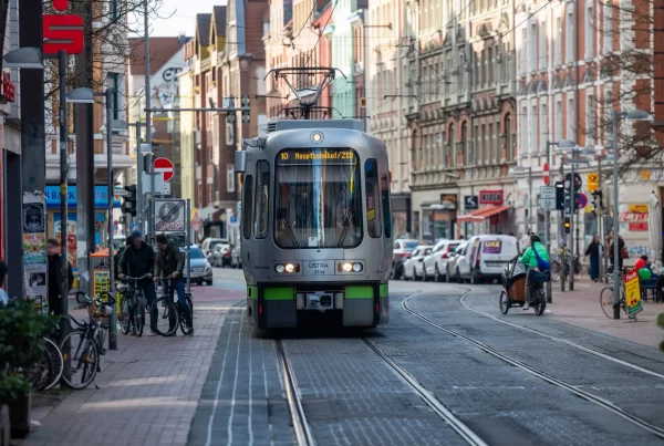 Stadtbahngleise in der Fußgängerzone der Limmerstraße in Hannover-Linden