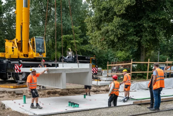 Kran setzt Betonteile für den Hochbahnsteig an der Haltestelle Reiterstadion