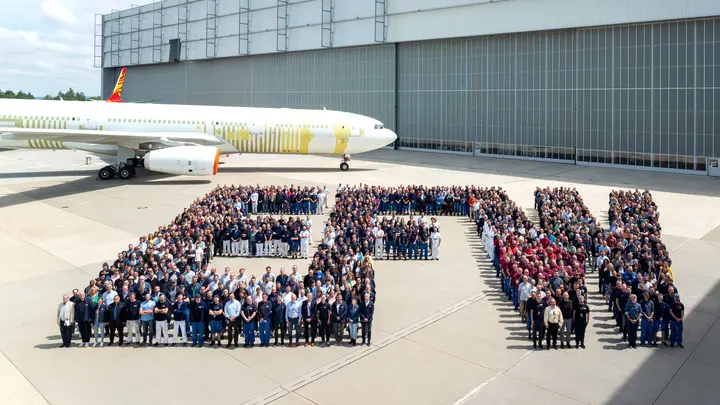 Team vor Hangar 230