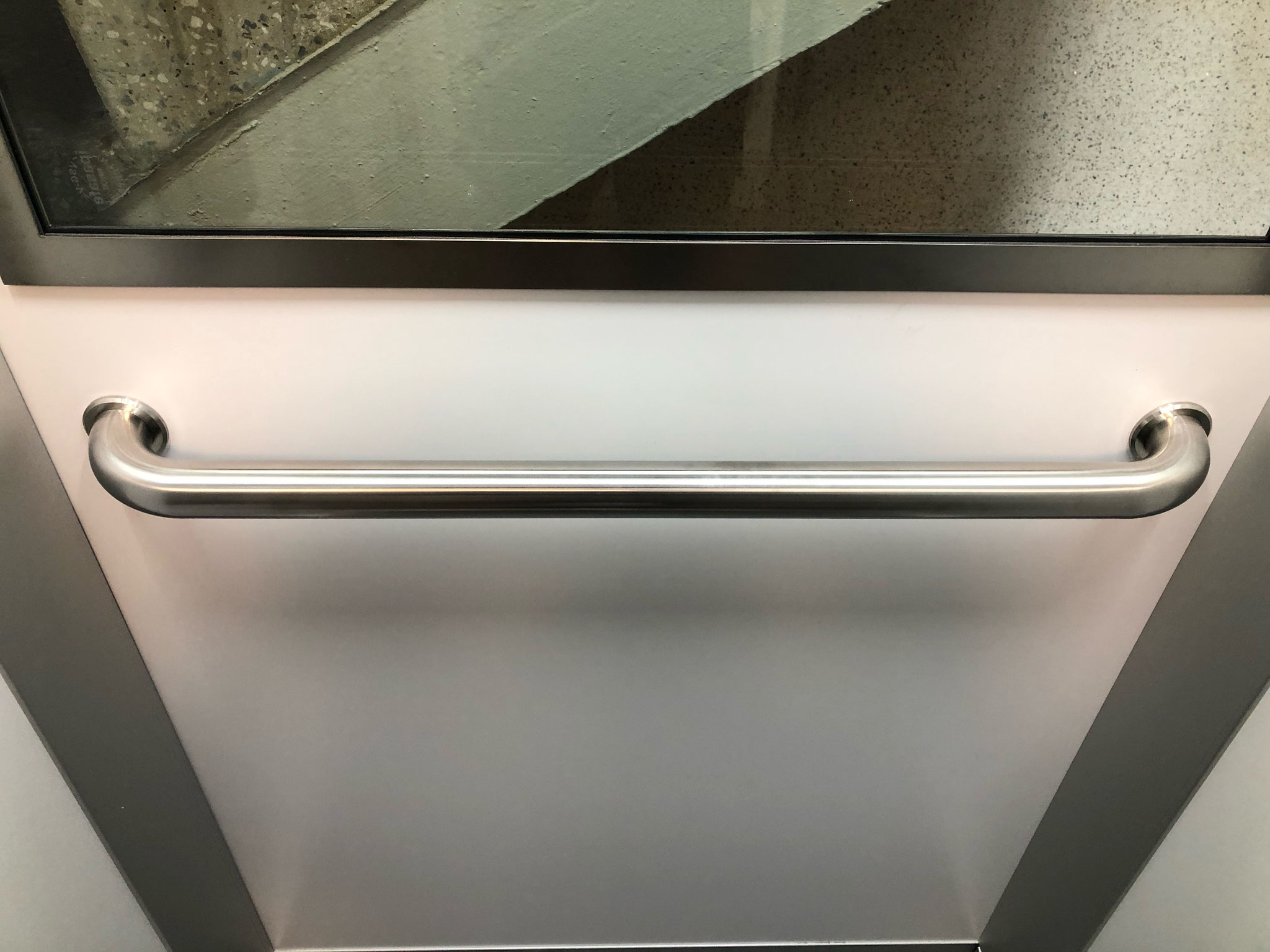 Gebogener Handlauf in Schindler 3300 Aufzugskabine