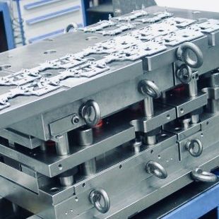 Injection mould (multi-cavity tool)