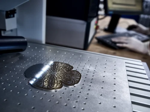 Laserbeschriftung einer Metallplakette