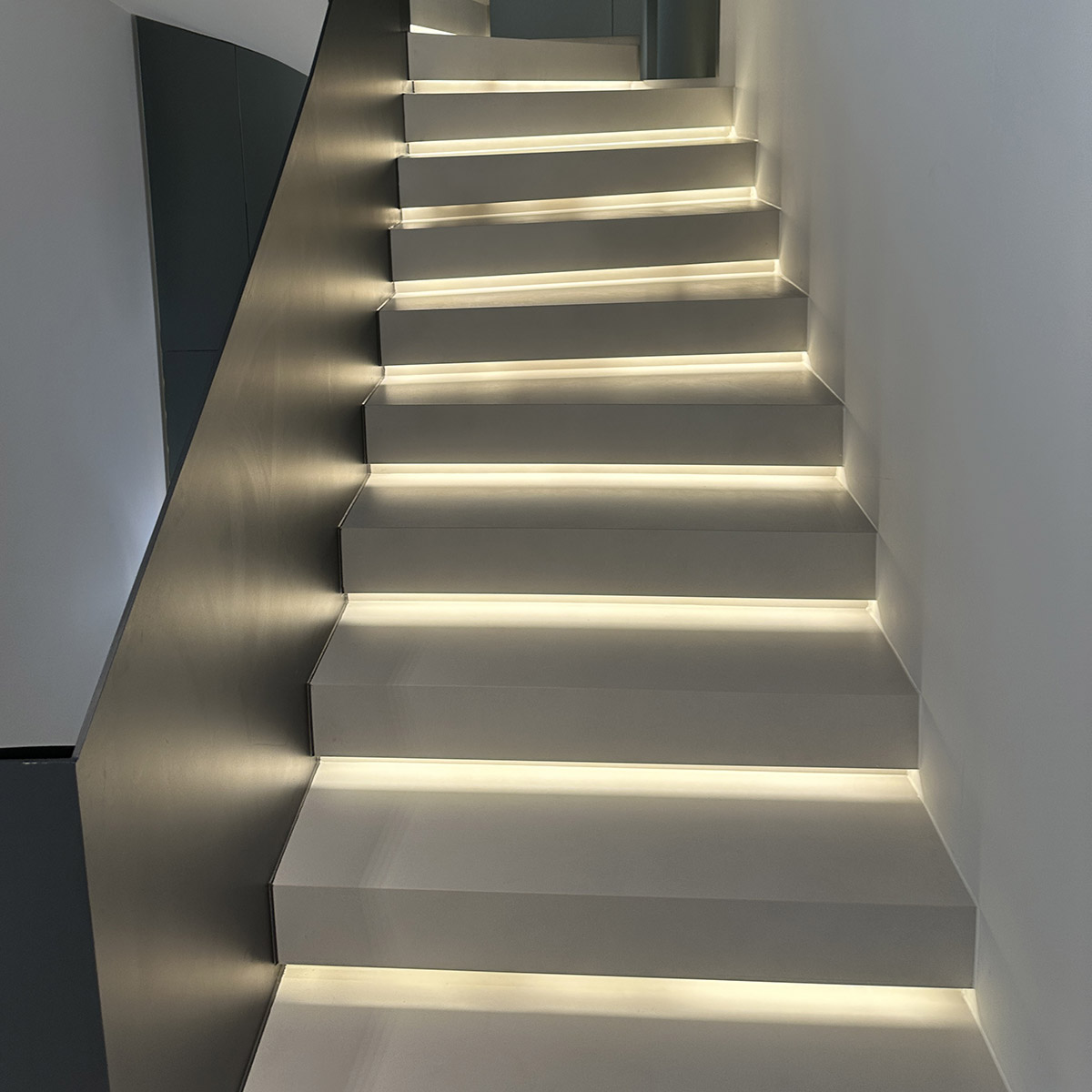 Beleuchtete Naturstein-Treppe