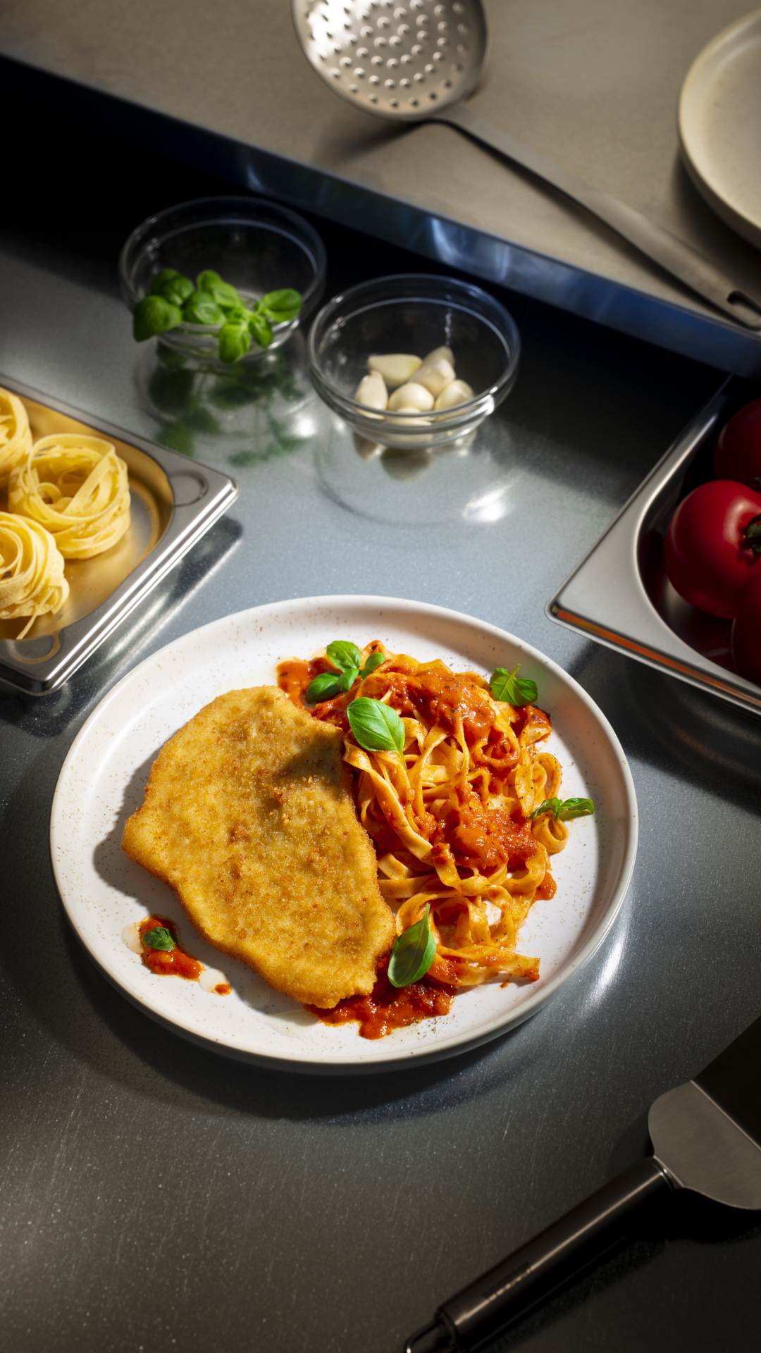 Schnitzel vom Feld 150 g mit Nudeln