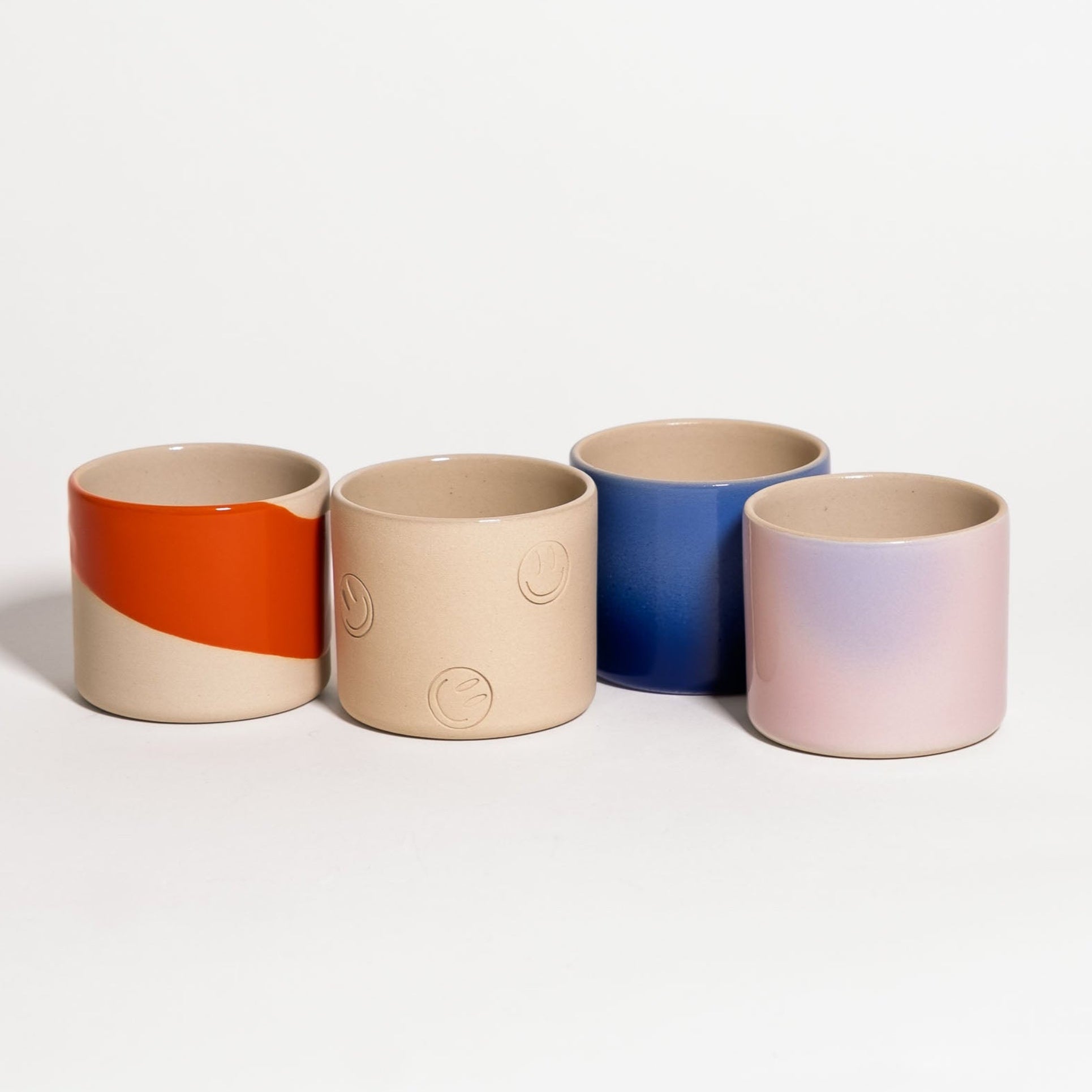 Keramikbecher und Kerzenhalter aus dem Studio