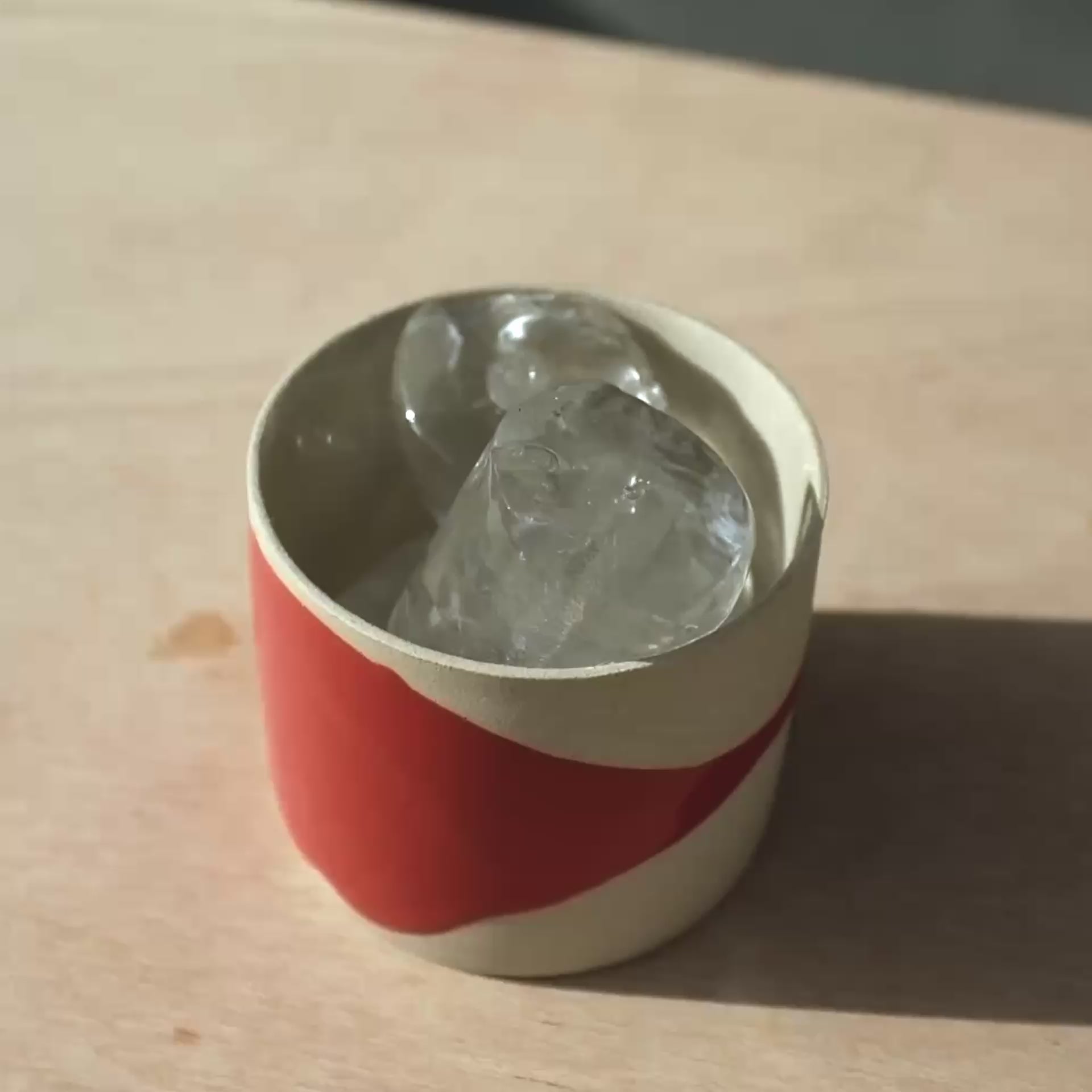 Kaffeebecher Splash Red auf Holztisch