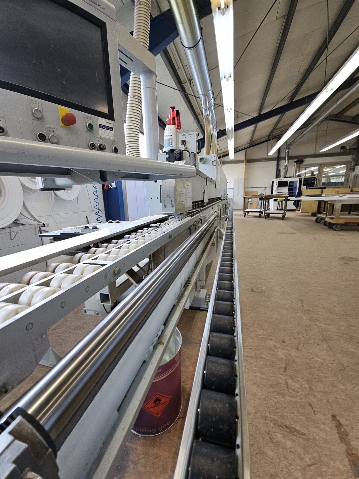 Kantenanleimmaschine mit Zuführrollen