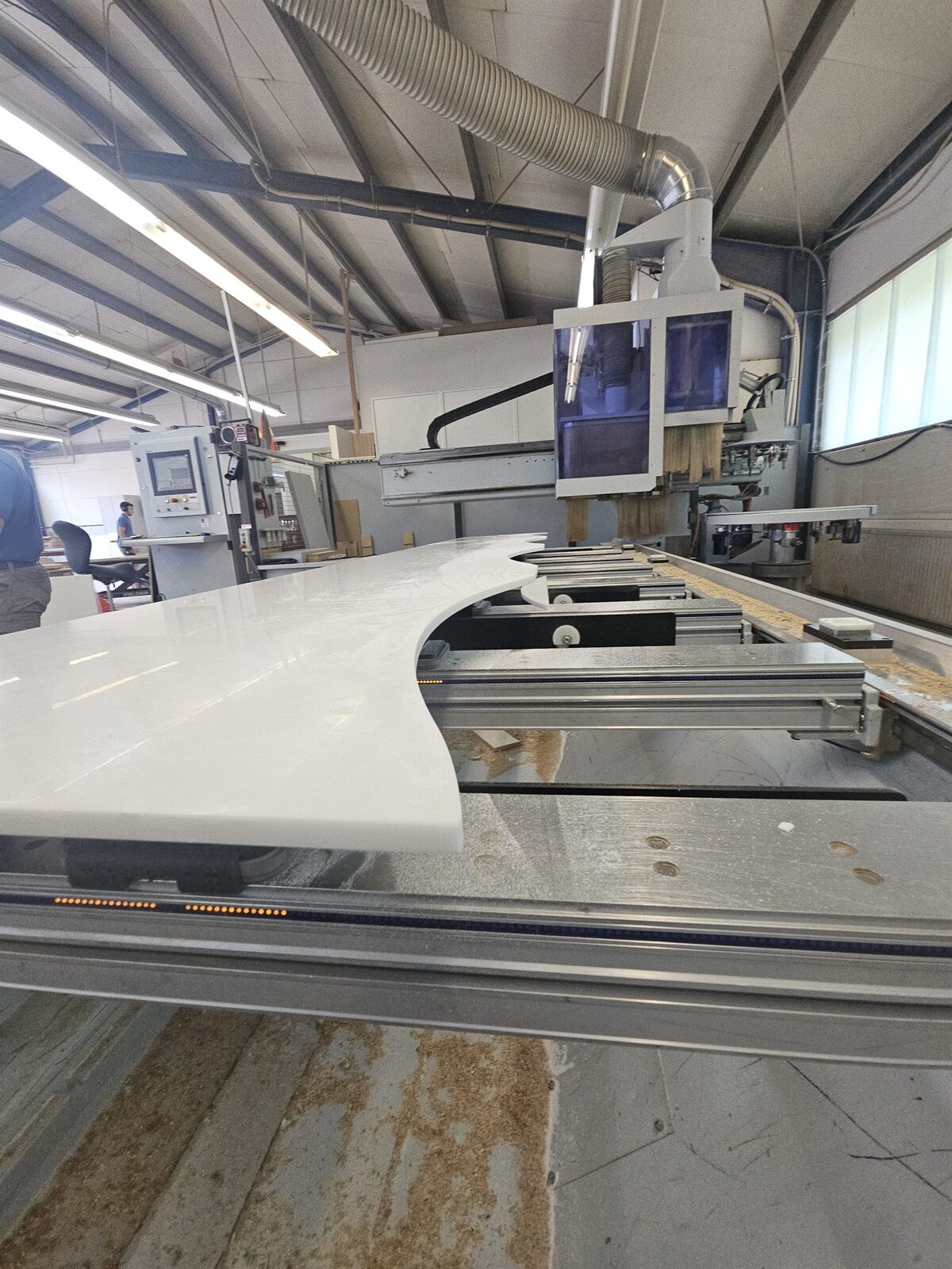 CNC-Bearbeitung einer geschwungenen Theke