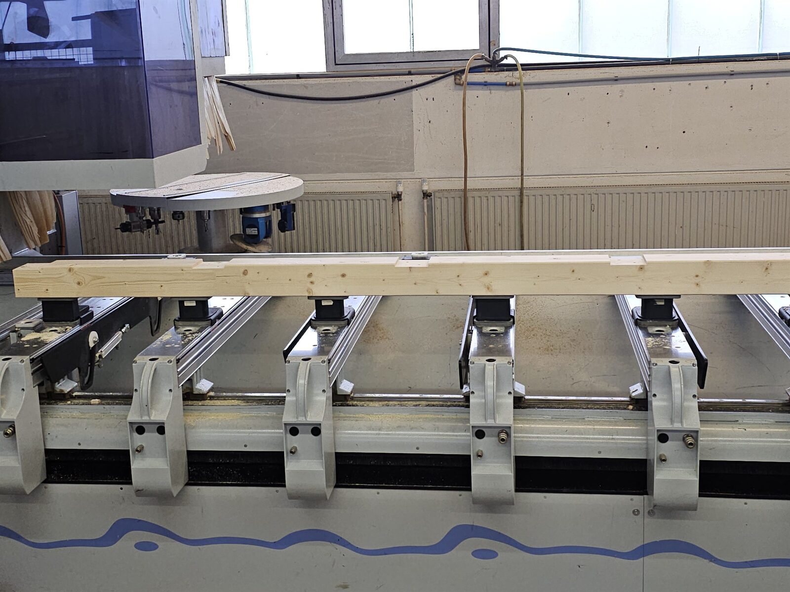 CNC-Bearbeitung eines Holzbalkens
