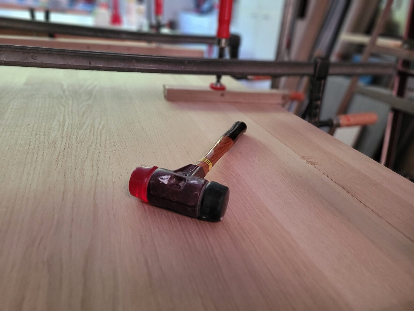 Werkbank mit Zwingen und Werkzeug