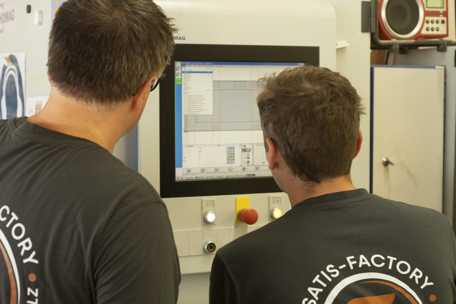 Team an der CNC-Steuerung