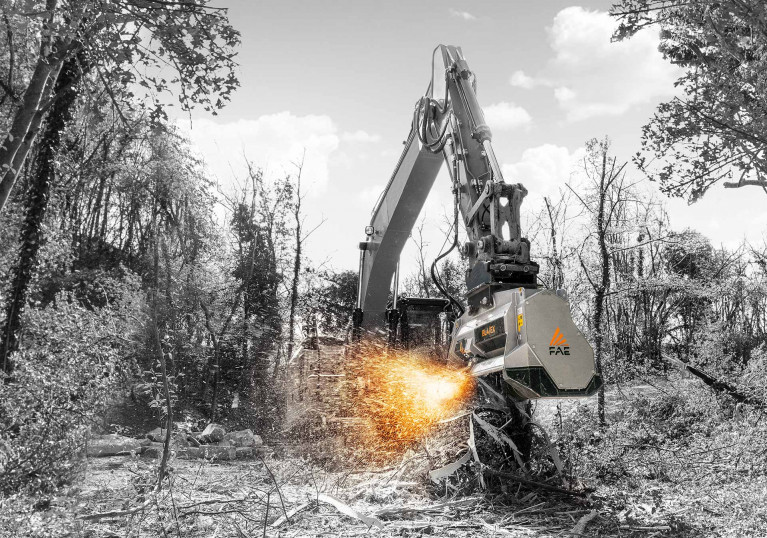 Land Clearing: Anbaugeräte mit hydraulischer Übertragung