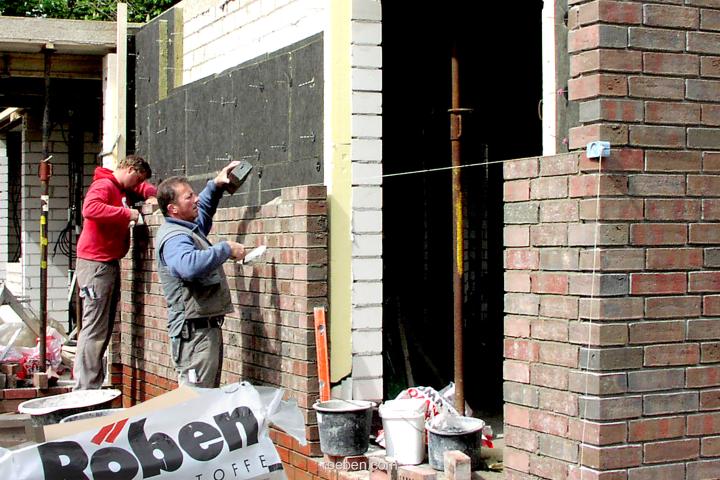 Verarbeitung der Ziegel auf der Baustelle (zweischalige Wand)