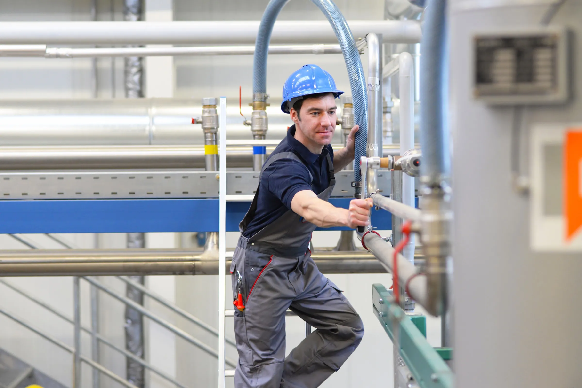 Wartungsmonteur prüft und repariert eine Industrieanlage