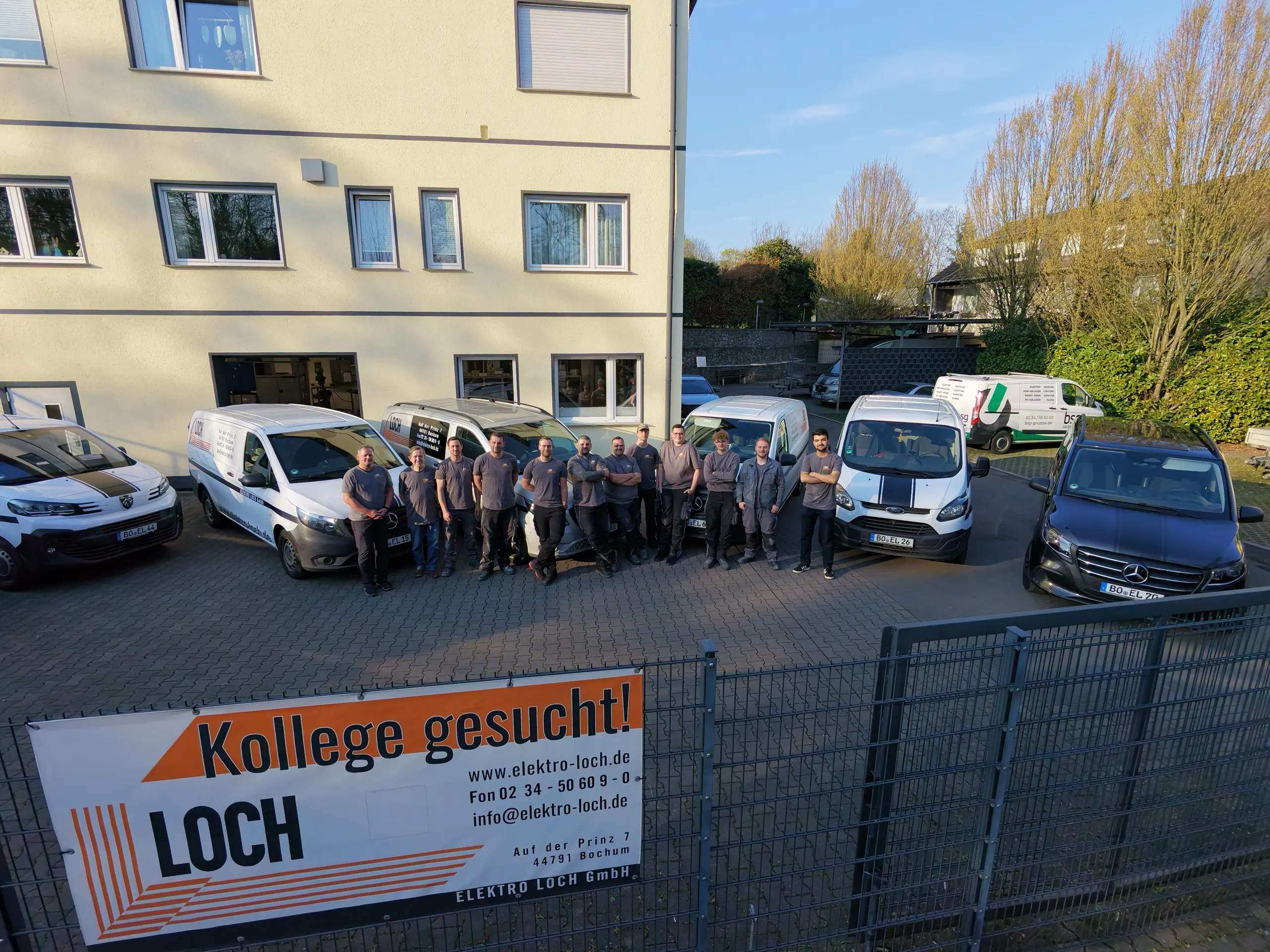 Servicefahrzeuge und Team mit Bochumer Kennzeichen