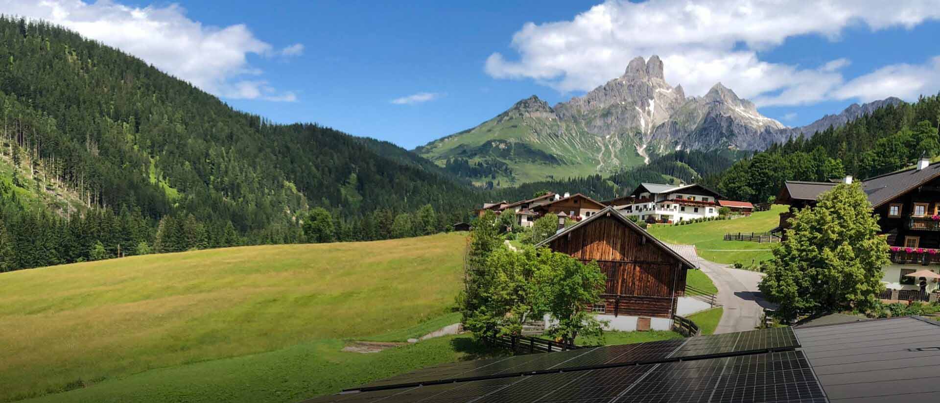 PV-Anlage in Filzmoos mit Blick auf die Bischofsmütze