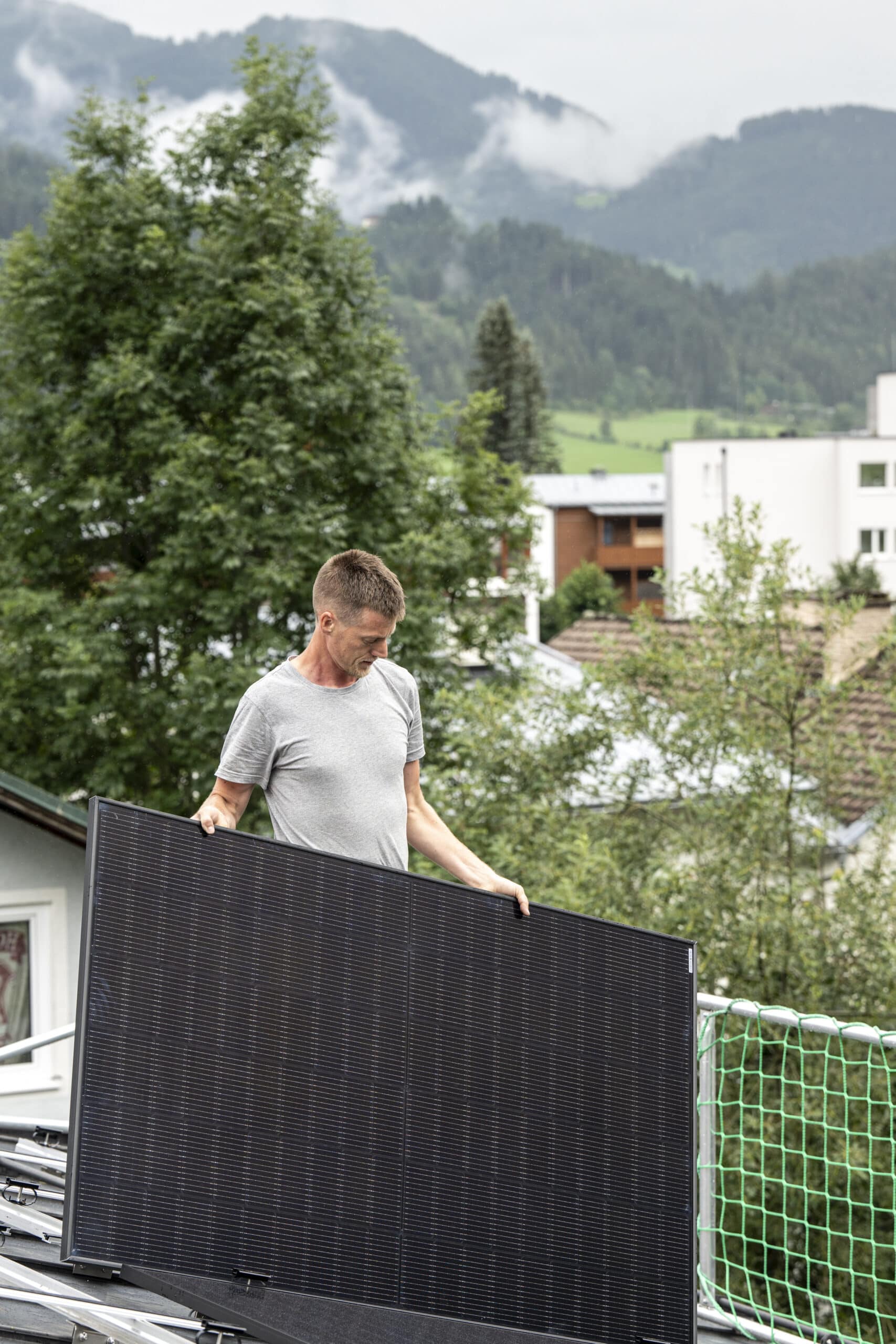 PV-Montage auf Dach und Fassade