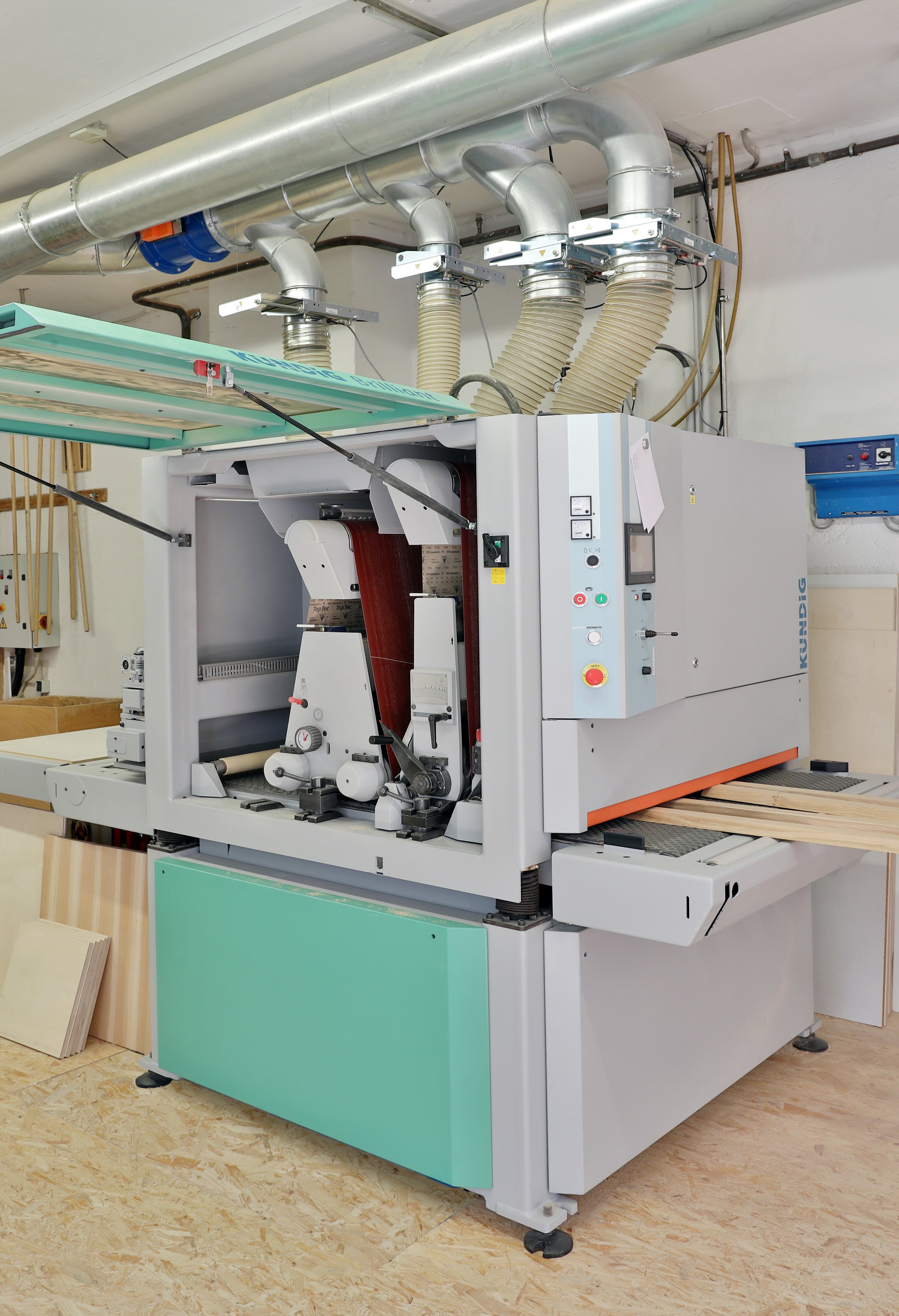 Industrial woodworking machine with dust extraction
