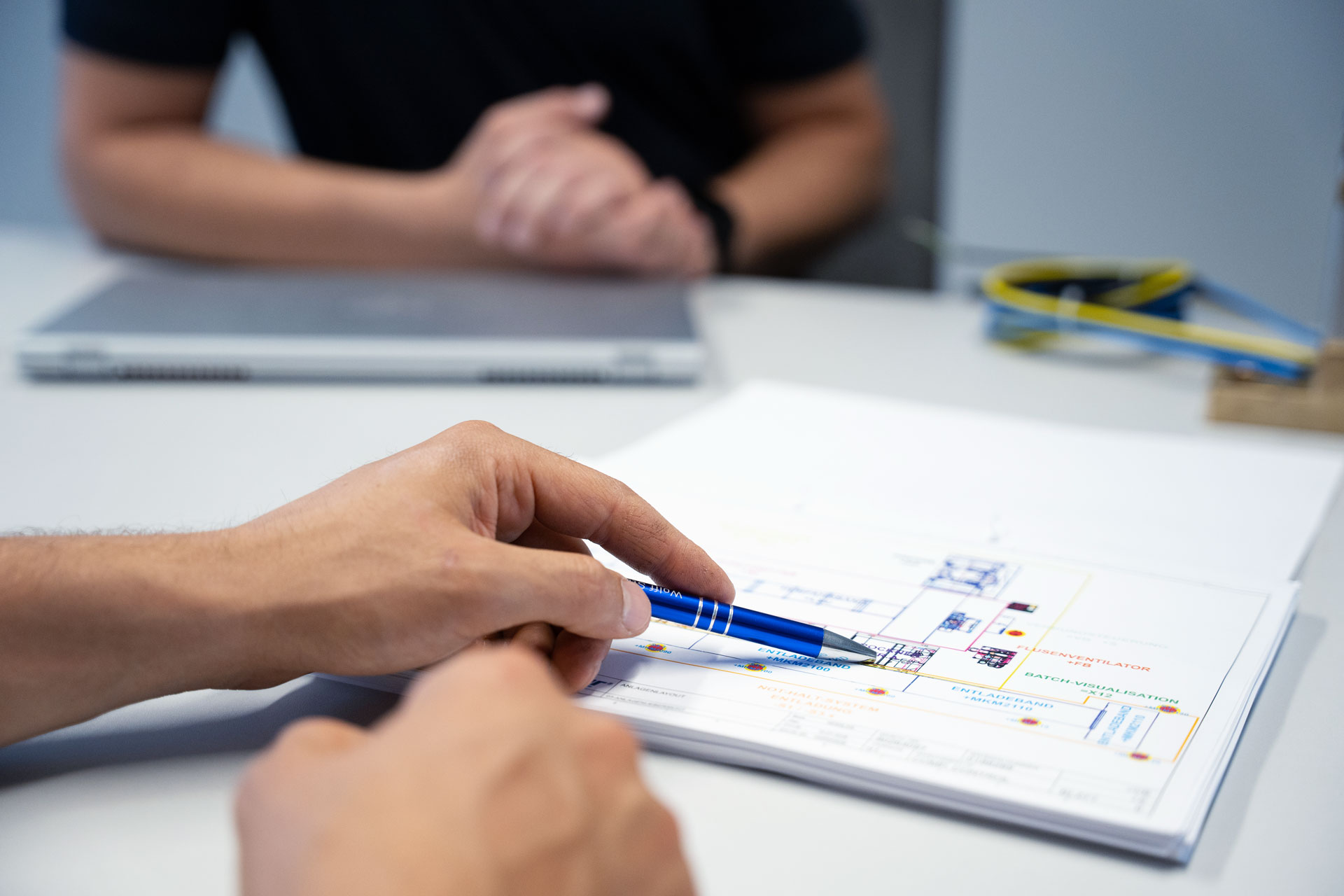 Projektbesprechung anhand eines Anlagenplans
