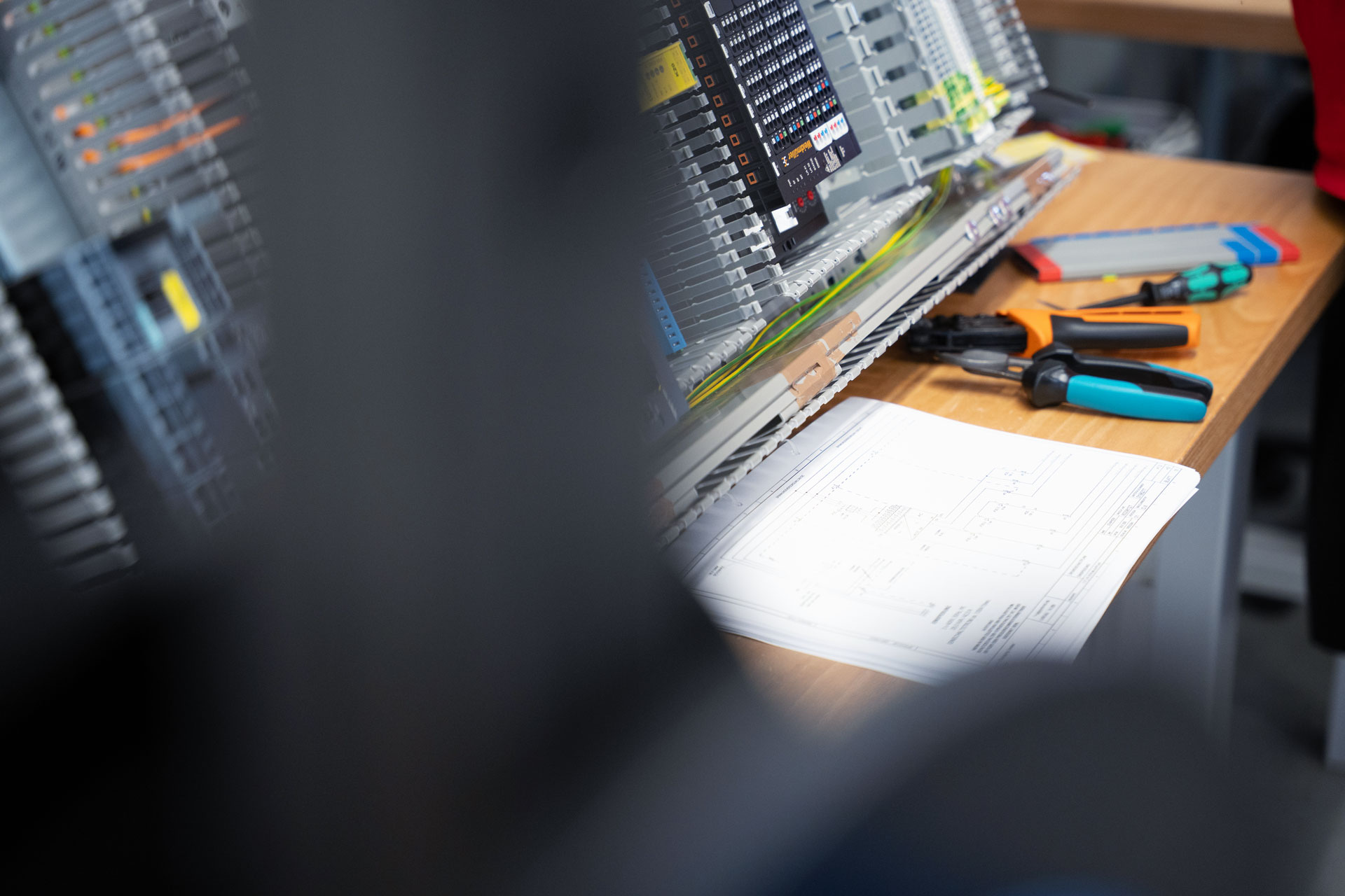 Werkbank mit Schaltplan und bestückter Montageplatte