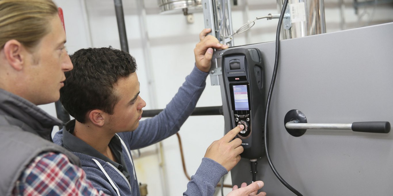 Anlagenmechaniker bei der Arbeit