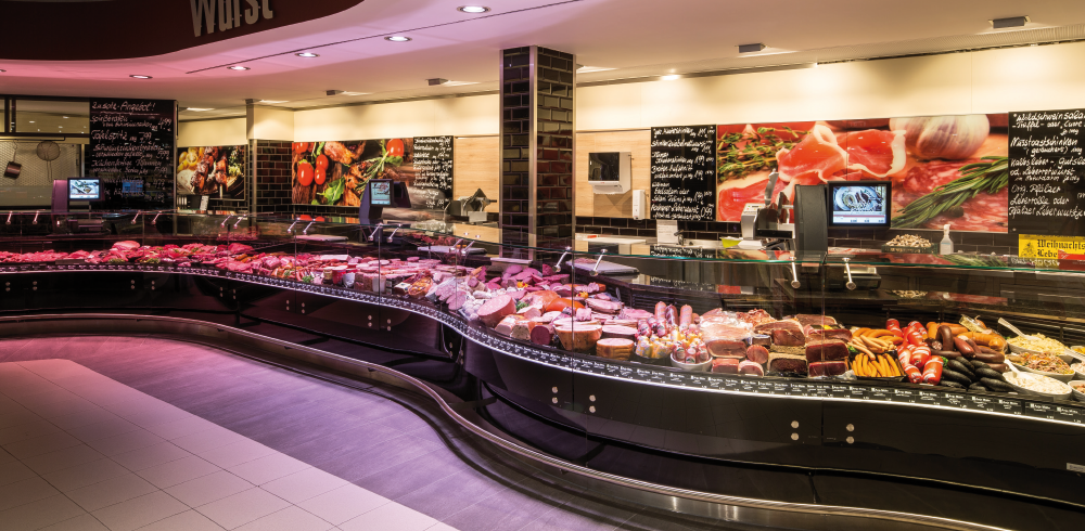 Beleuchtete Wursttheke im Lebenshandel