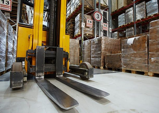 Gabelstapler mit Ladung in der Lagerhalle