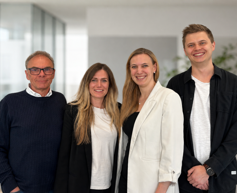 Team von Zeilfelder im Büroflur