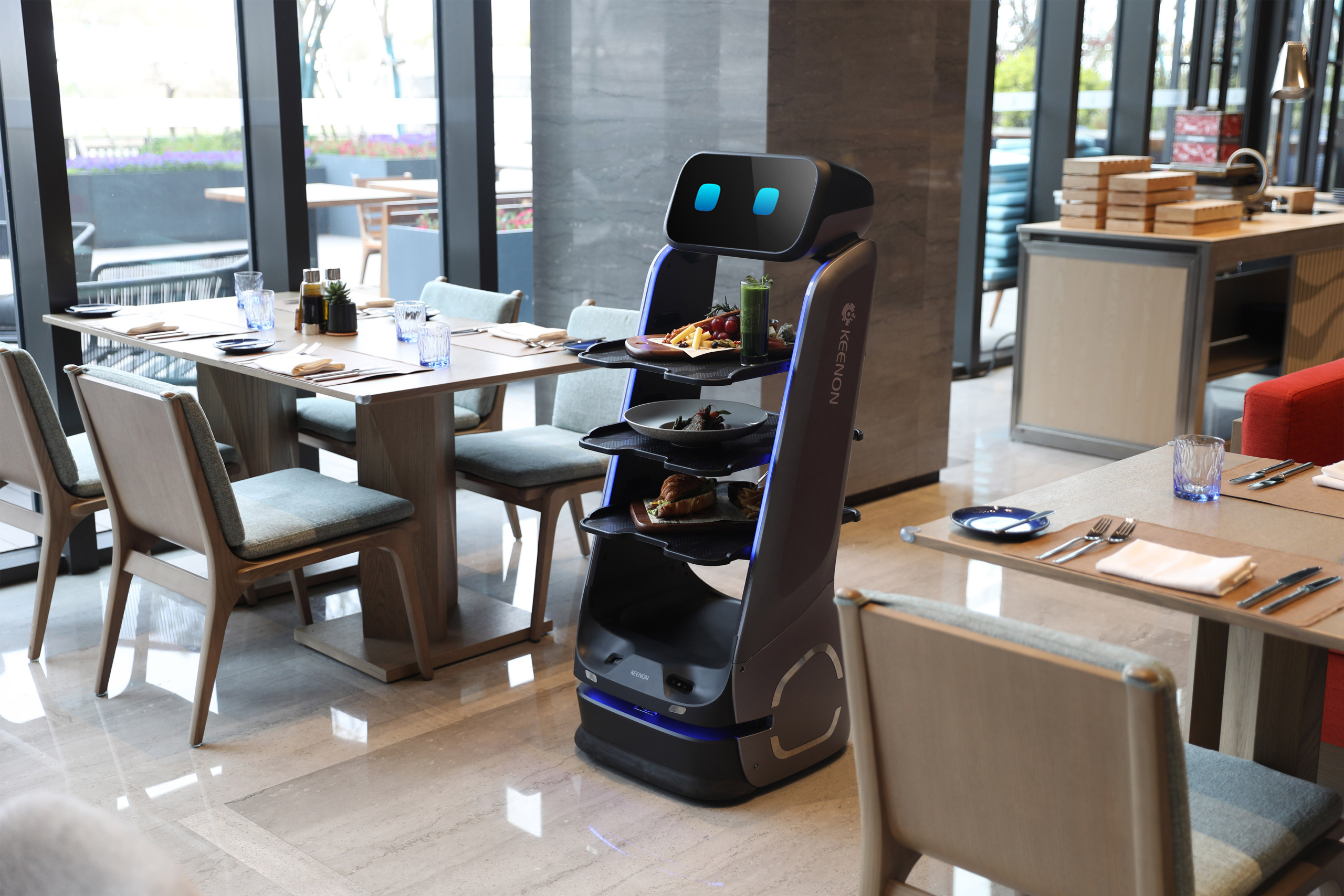 Keenon Serviceroboter im Hotelrestaurant
