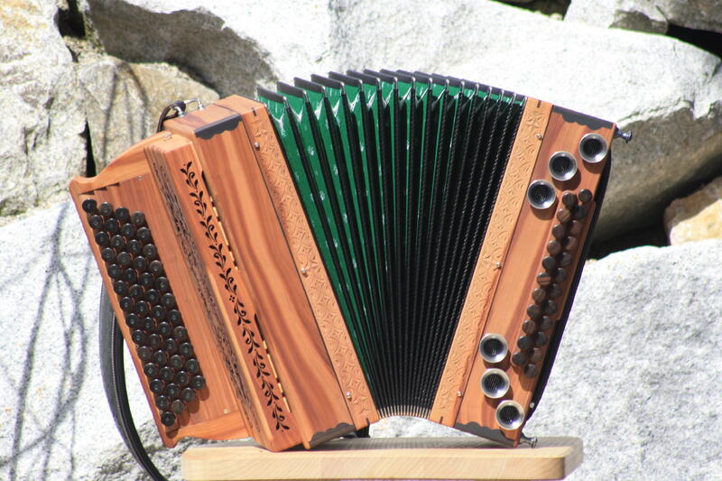 Harmonika (handgefertigtes Instrument)