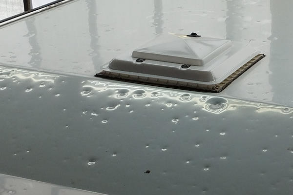 Hagelschaden am Caravan-Dach, Schadensbild je nach Material