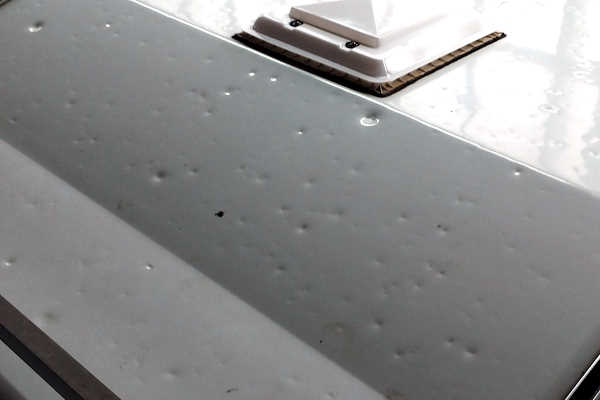 Hagelschaden am Aluminiumdach vor der Reparatur