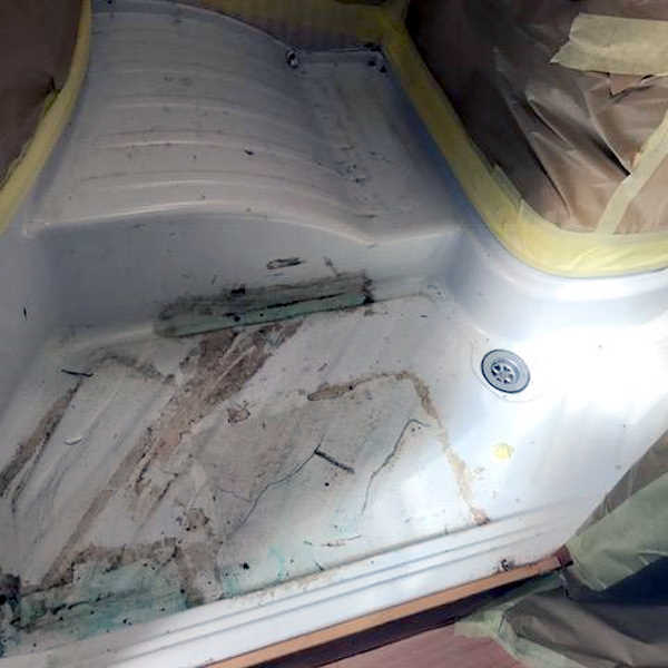 Beschädigte Duschtasse vor der Reparatur
