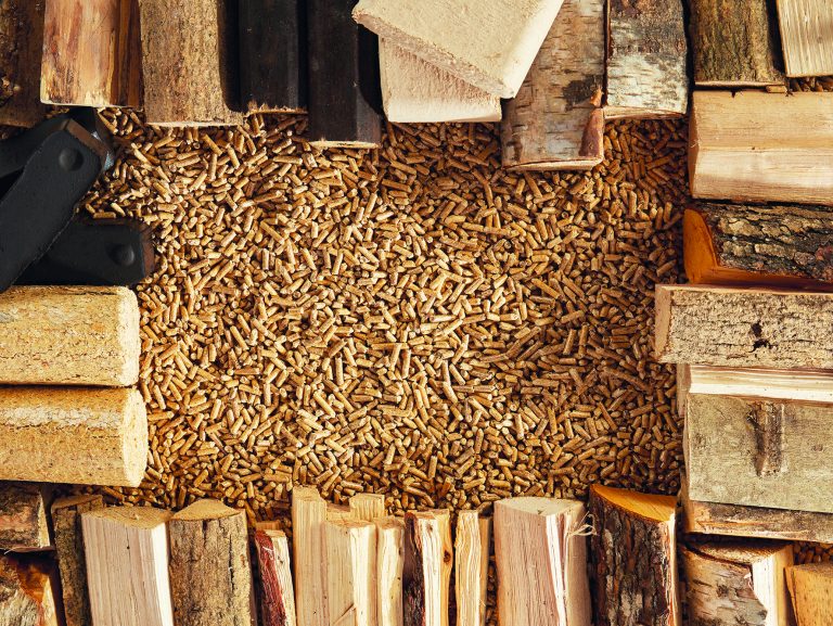 Scheitholz und Pellets