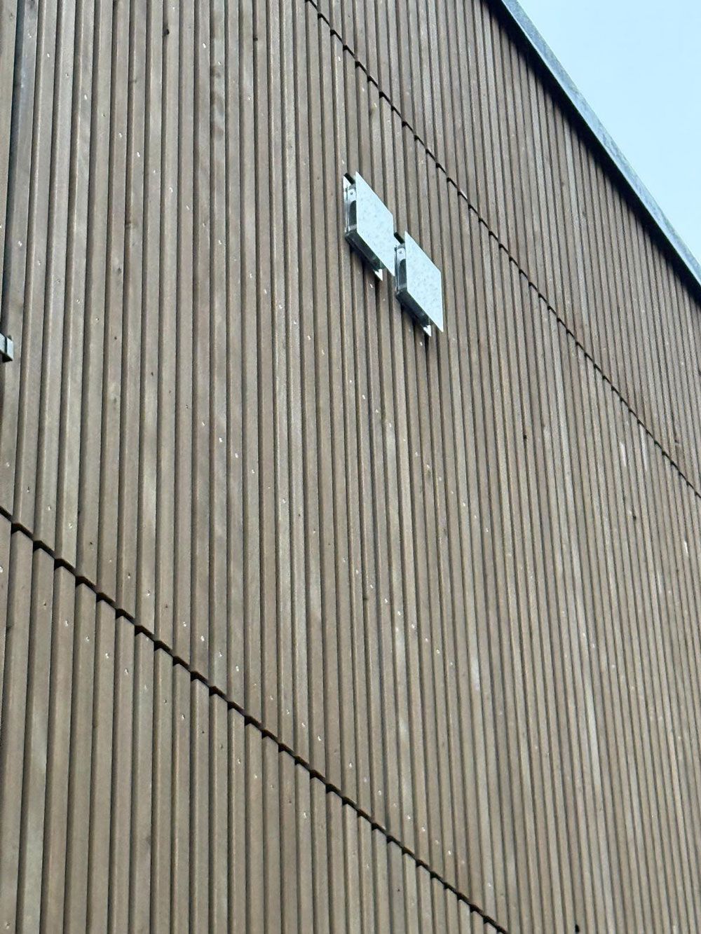Montierte Systemelemente in Holzfassade