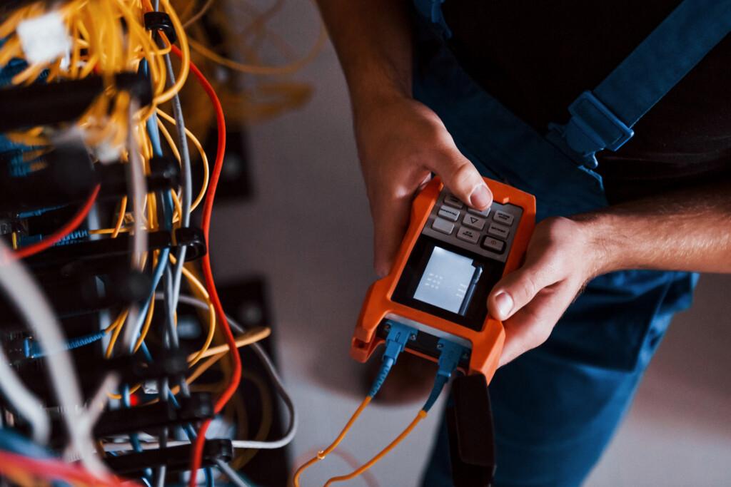 Elektroprüfung in Serverraum