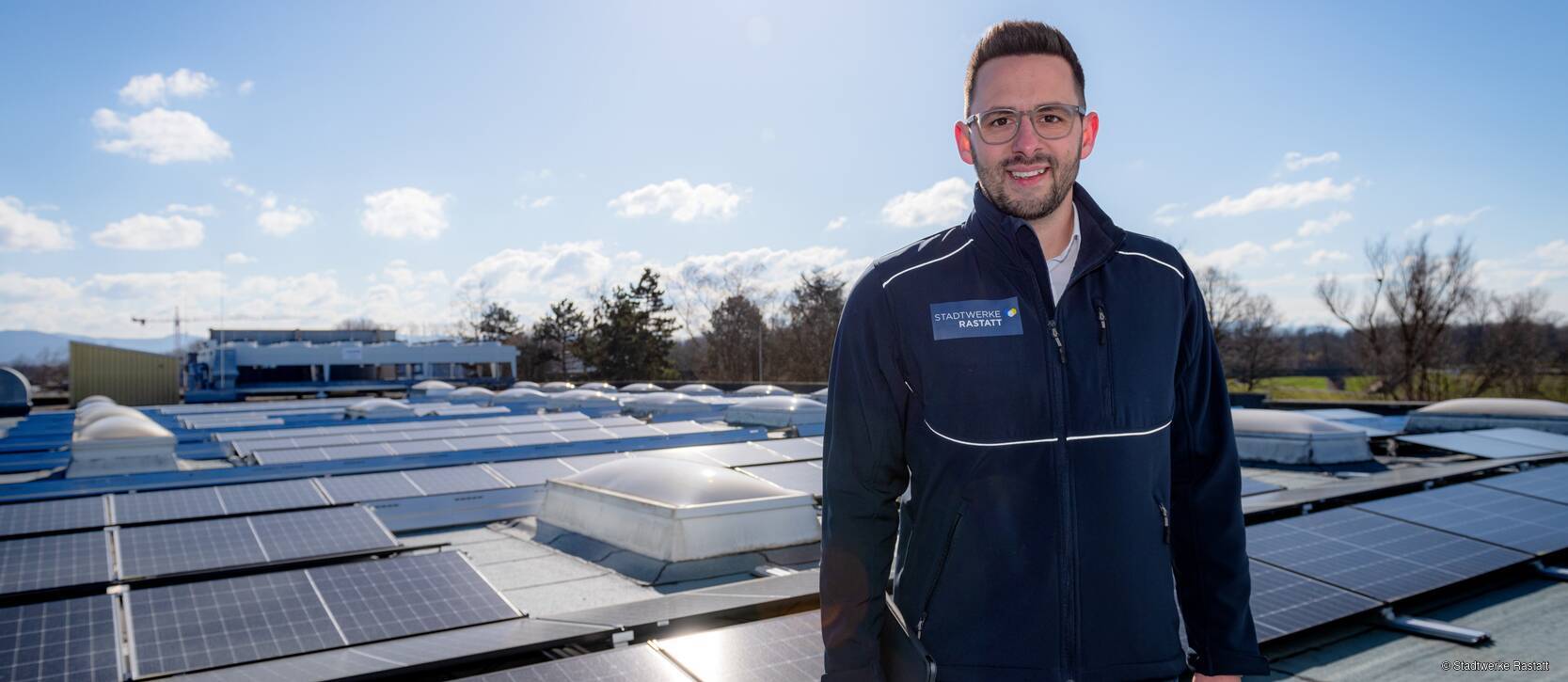 Mitarbeitende auf dem Dach einer gewerblichen Solaranlage