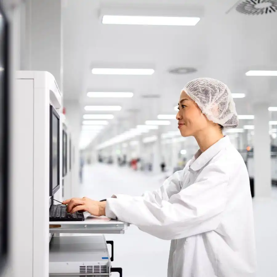 Laboratory and cleanroom environment with lab automation