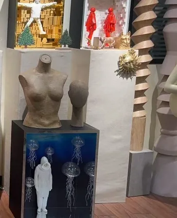 Paper-Pulp-Mannequin-Torso und -Kopf im Sample-Showroom